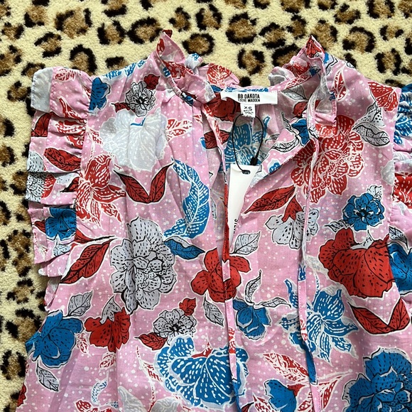 Floral flutter sleeve blouse - Picture 2 of 2